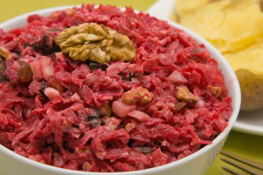 salata pancarı ile kurutulmuş Erik, fındık