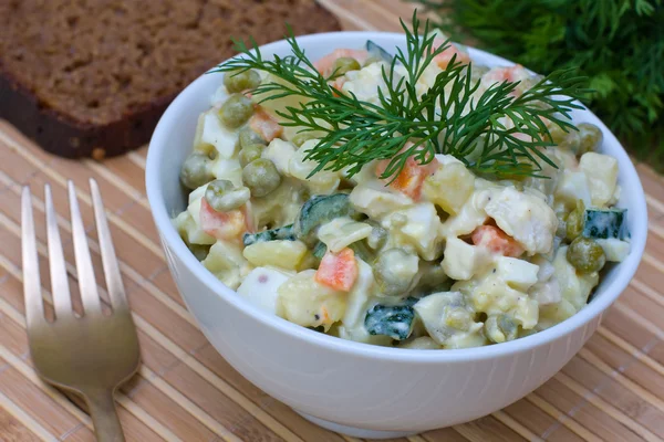 Traditioneller russischer Salat Olivier — Stockfoto