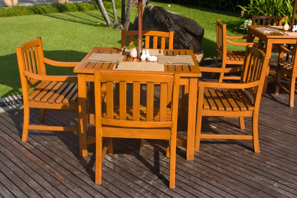 Tafel en stoelen in lege café — Stockfoto