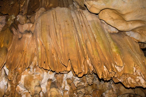 Stalaktiter i en grotta chiang dao, thailand — Stockfoto