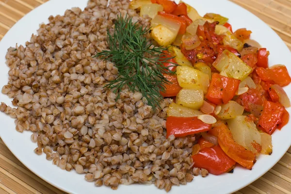 Cereais de trigo mourisco com legumes — Fotografia de Stock