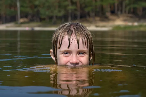 Enfants dans l'eau gros plan — Photo