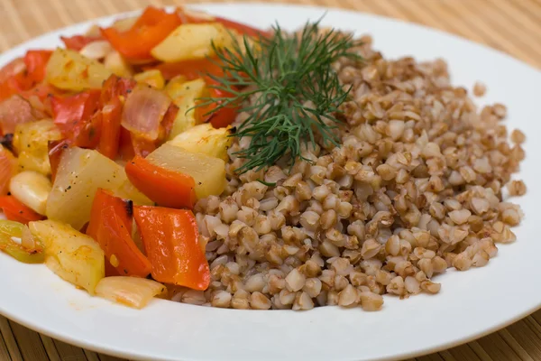 Cereali di grano saraceno con verdure — Foto Stock