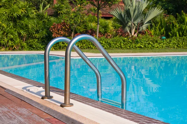 Lujosa piscina en un jardín tropical — Foto de Stock