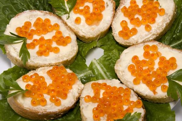 Sandwiches de caviar rojo —  Fotos de Stock