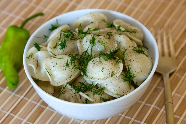 Pelmeni - plato tradicional ruso . —  Fotos de Stock