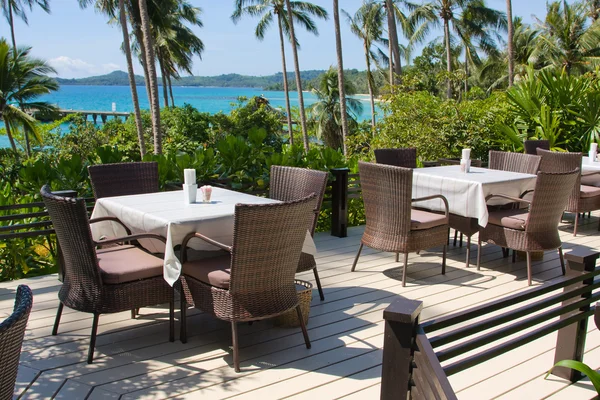 Tafel en stoelen met een prachtig uitzicht op zee — Stockfoto