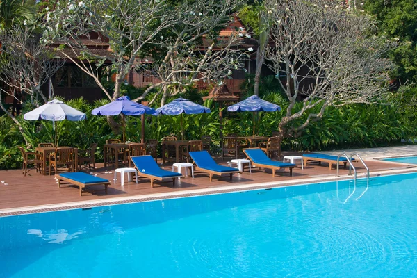 Luxueuse piscine dans un jardin tropical — Photo