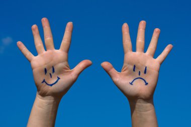 gülümsüyor ve üzüntü deseni ile el