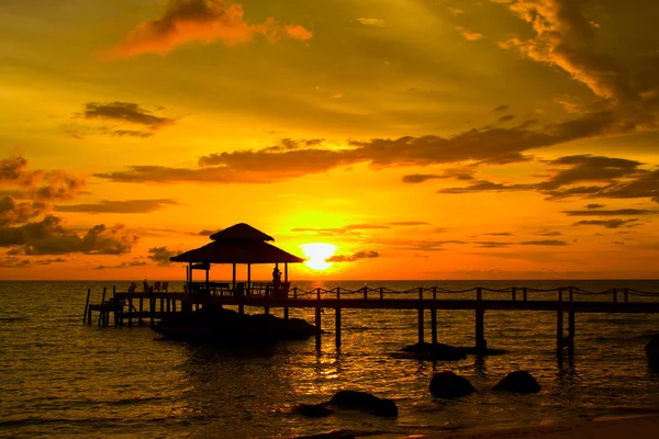 Pôr do sol sobre a praia, ilha Koh Kood, Tailândia . — Fotografia de Stock