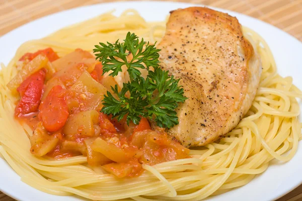 Espaguete com frango — Fotografia de Stock