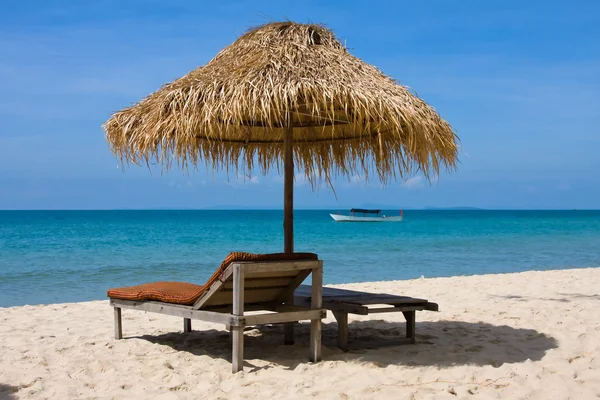 Sun loungers with an umbrella — Stock Photo, Image