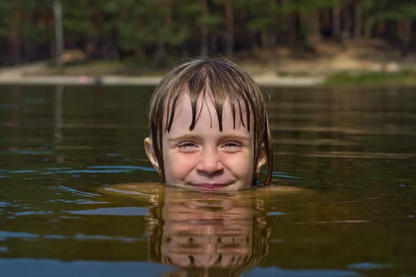 水のクローズ アップの子供たち — ストック写真