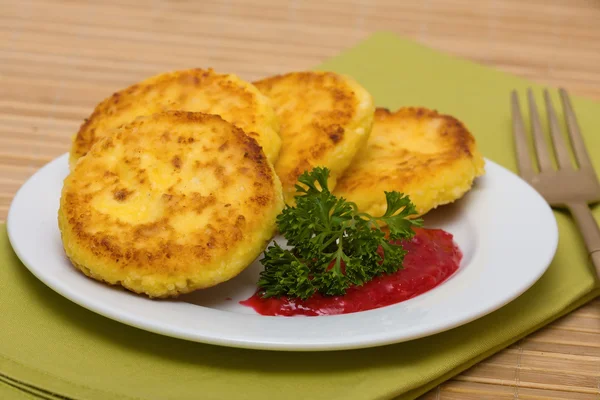 Tortitas de queso dulce en un plato —  Fotos de Stock