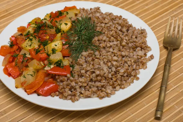 Cereali di grano saraceno con verdure — Foto Stock