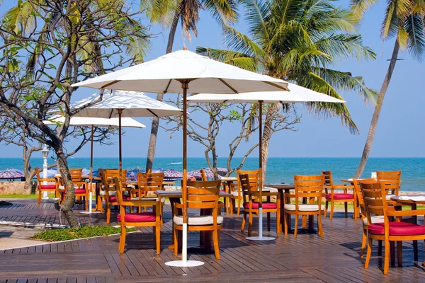 Mesas no restaurante da praia — Fotografia de Stock