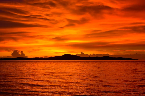 Beau coucher de soleil sur la plage en Thaïlande . — Photo