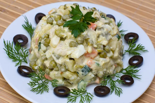 Russische traditionele salade olivier — Stockfoto