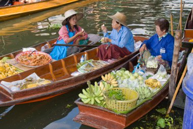 Damnoen saduak yüzen çarşı