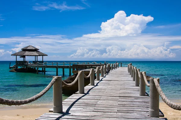 Träbrygga, thailand. — Stockfoto