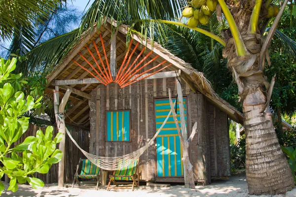 Casa tropical en la playa — Foto de Stock