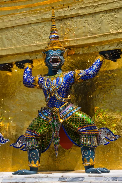 Mythische figur aus dem buddhistischen tempel des großen palastes, bangkok thailand. — Stockfoto