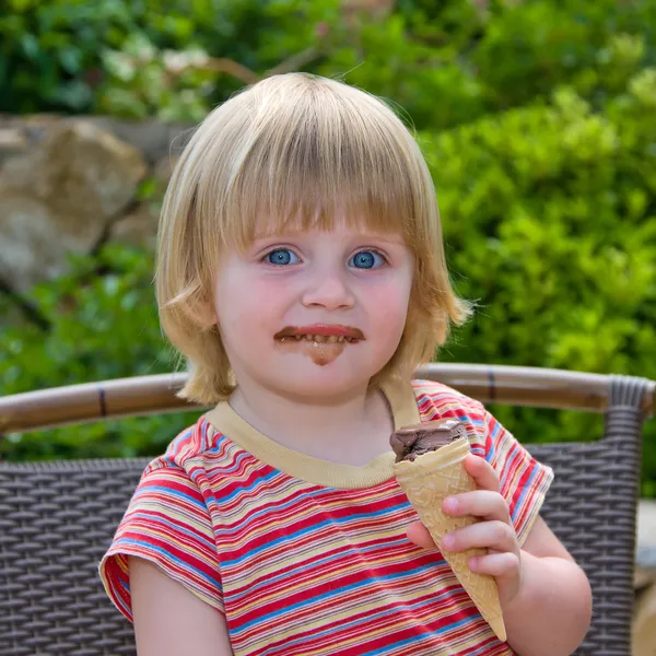 Little girl eating ice cream — Stock Photo, Image