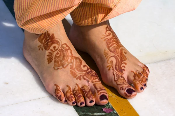 Henna em pés de noiva — Fotografia de Stock