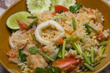 Deniz ürünleri ile pirinç