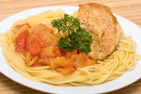 Spaghetti mit Huhn — Stockfoto