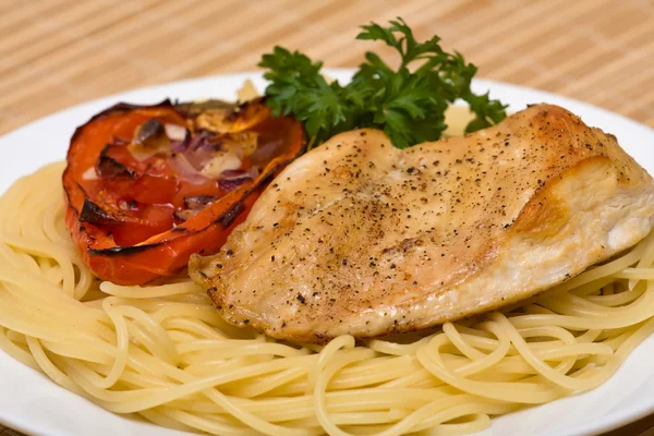 Spaghetti mit Huhn — Stockfoto