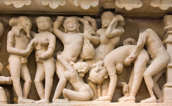 卡修拉荷，他们的色情雕塑作品而闻名的庙宇 — 图库照片