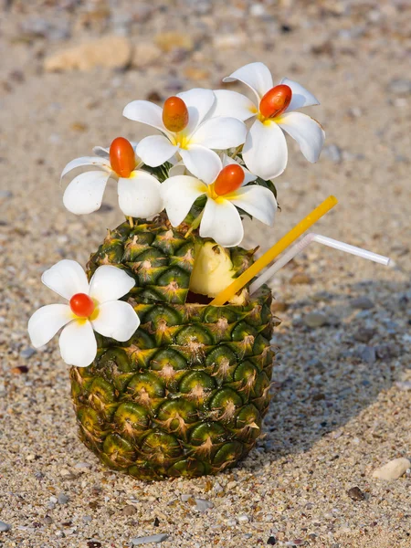 Cóctel tropical en la playa — Foto de Stock