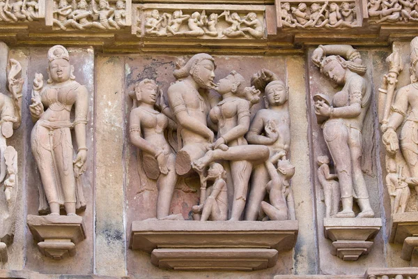 卡修拉荷，他们的色情雕塑作品而闻名的庙宇 — 图库照片