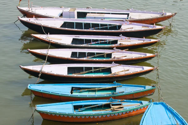 Stare łodzie rzeki ganges — Zdjęcie stockowe