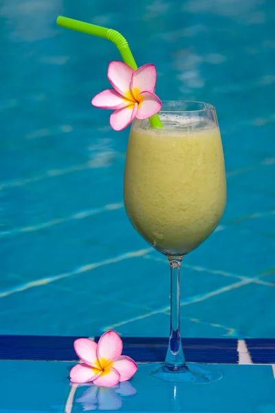 Batido de frutas na piscina — Fotografia de Stock