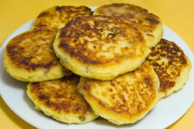 Tatlı peynirli krep tabakta