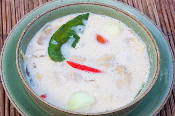 Sopa elaborada con leche de coco y champiñones y carne de pollo —  Fotos de Stock