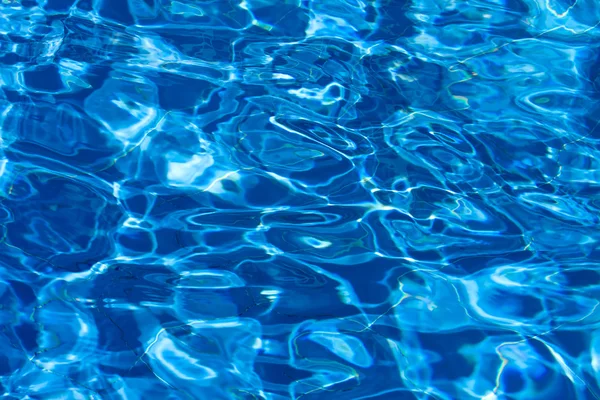 Eau de piscine bleue avec reflets solaires — Photo