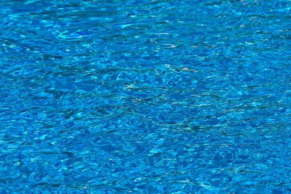 Blauw zwembadwater met zonreflecties — Stockfoto