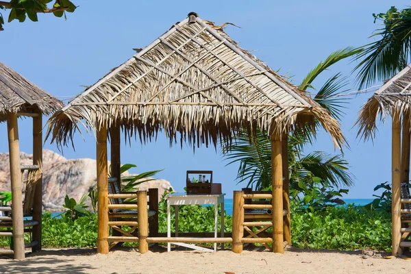 Mesa e cadeiras com uma bela vista para o mar, Tailândia . — Fotografia de Stock