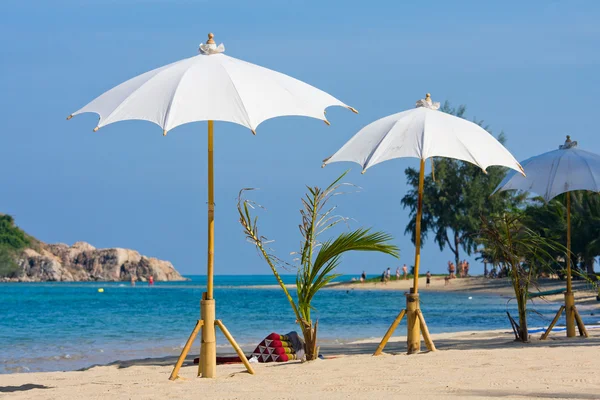 Slunečník na pláži na koh phangan, Thajsko. — Stock fotografie