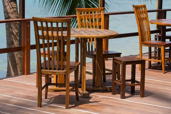 Tafel en stoelen met een prachtig uitzicht op zee, thailand. — Stockfoto