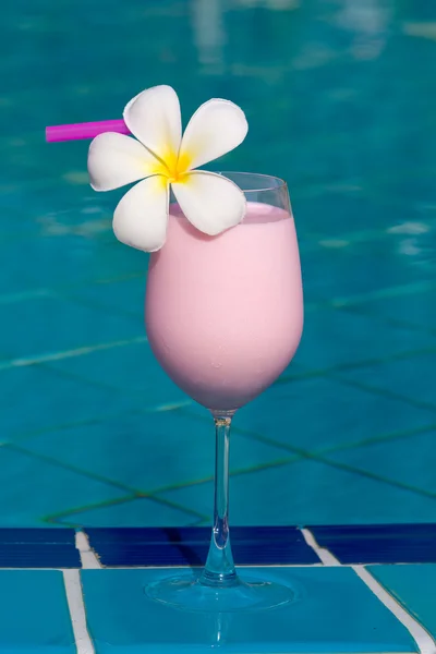 Berry shake at the swimming pool — Stock Photo, Image