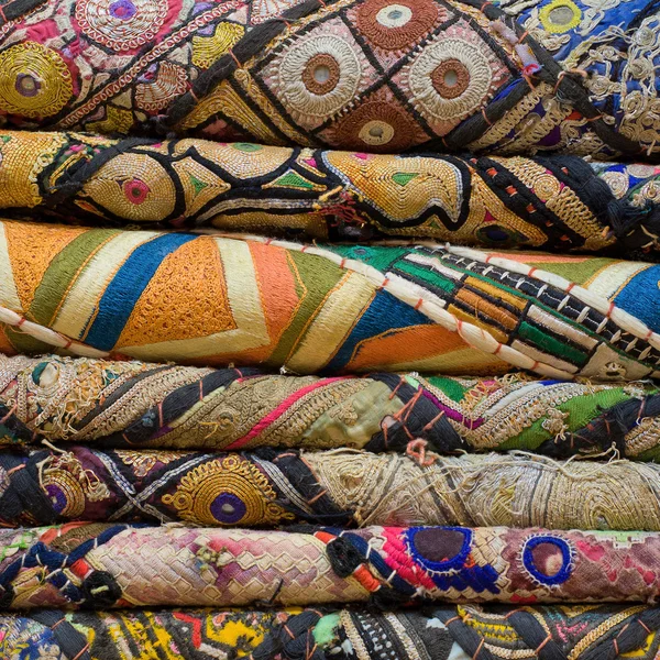 Stoffhaufen auf einem lokalen Markt in Indien. — Stockfoto