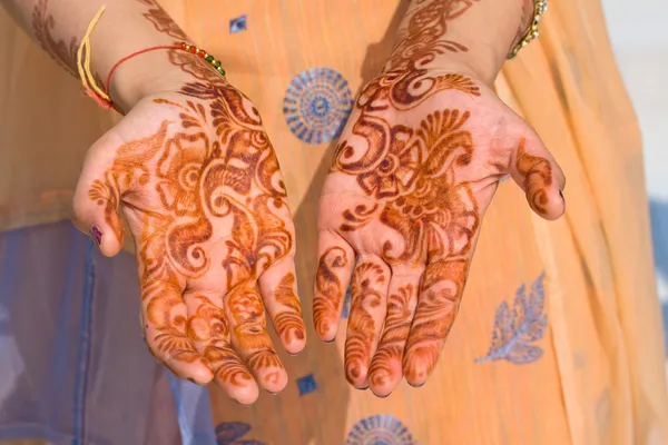 Henna on hands — Stock Photo, Image