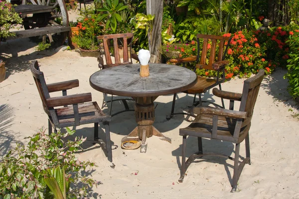 Tafel en stoelen in een tropische tuin — Stockfoto