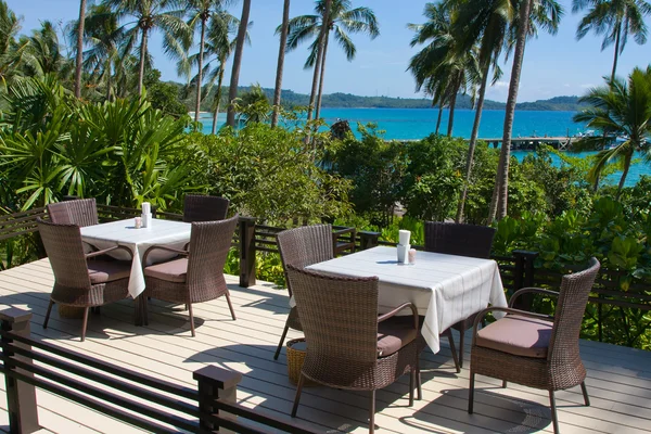 Table and chairs with a beautiful sea view , Thailand. — Stock Photo, Image