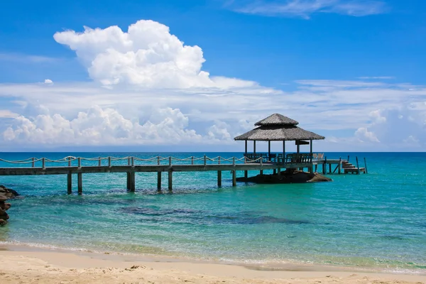 Träbrygga, thailand. — Stockfoto