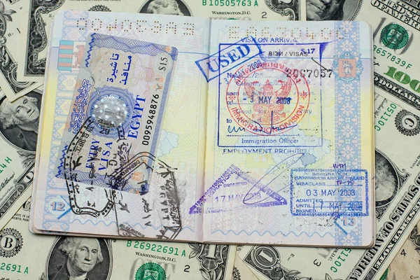 Pasaporte y dinero —  Fotos de Stock